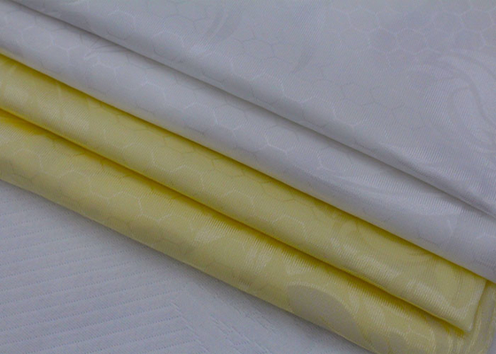 マットレスの保護装置のためのトリコット ポリエステル繭紬の生地を印刷する卸し売り白い基礎花模様